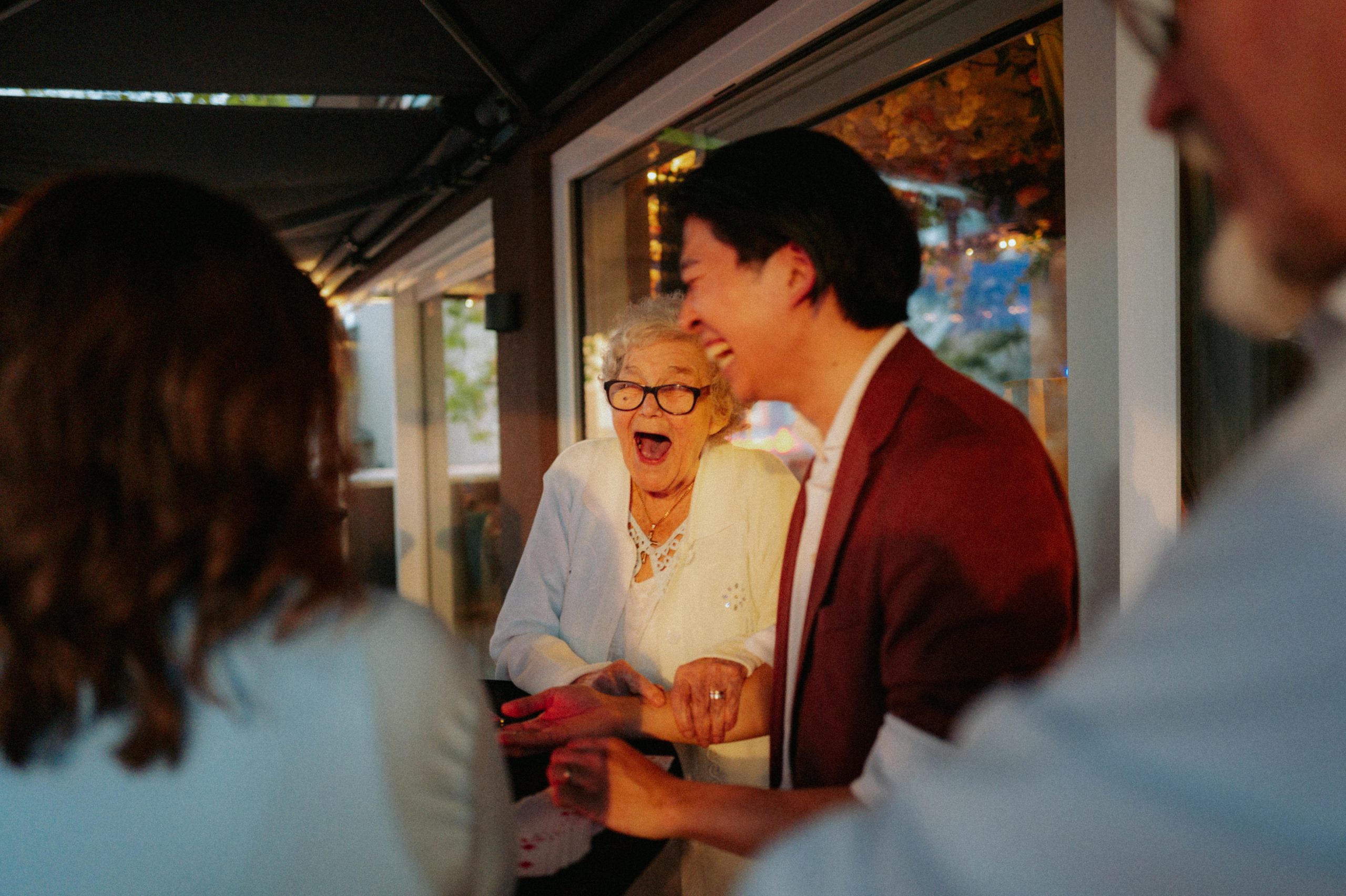 Verzauberte Blicke bei Close Up Magie auf einem Geburtstag